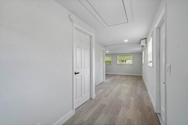 Building Photo - 137 SW 9th Ave