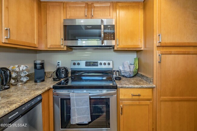 Building Photo - 5855 N Kolb Rd