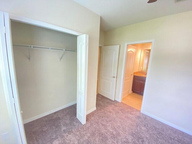 Building Photo - Beauiful Townhome in Tuscany Place. This is an end unit.  Brand new carpet. Ready to move in!