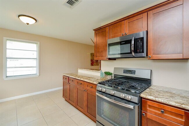 Building Photo - 16326 Cypress Bend Dr