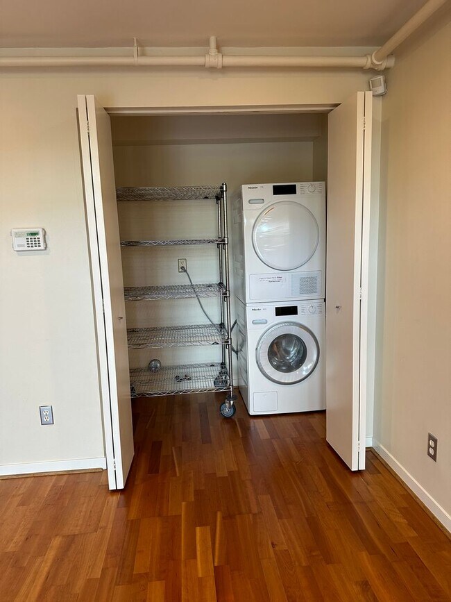 Building Photo - SPACIOUS 1-Bedroom 1.5 bath Live/Work loft...