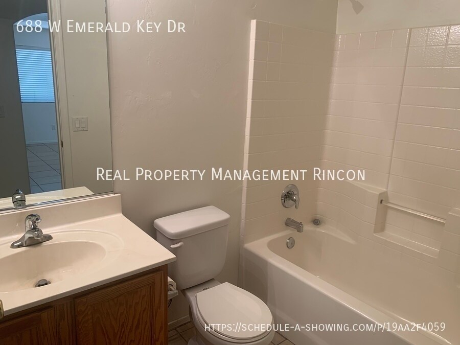 Building Photo - 688 W Emerald Key Dr