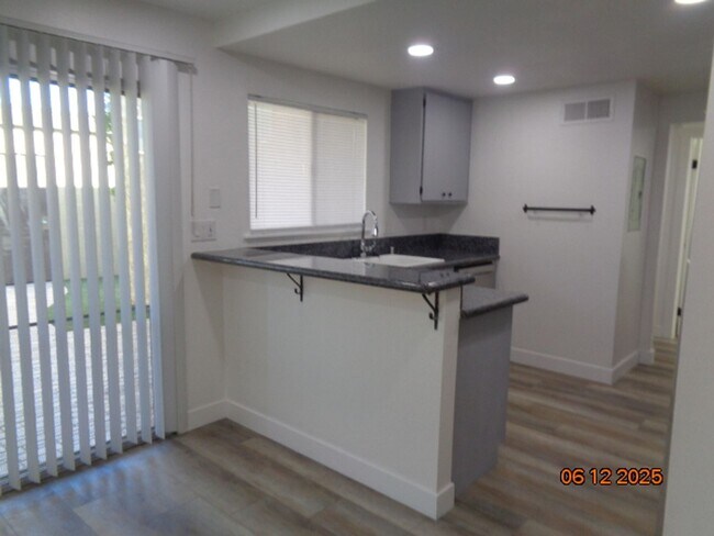 Building Photo - Single Story Condo in Park Somerset complex