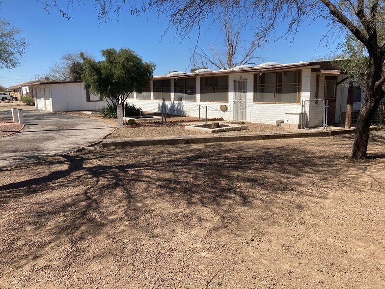 front yard - 5400 W Calle Cayeus