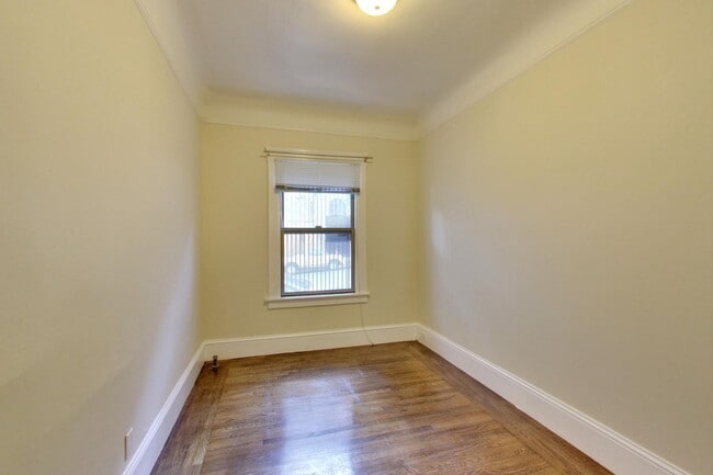 Building Photo - 2BR. Private Patio! Parking! DISHWASHER! On-Site LAUNDRY! HARDWOOD!