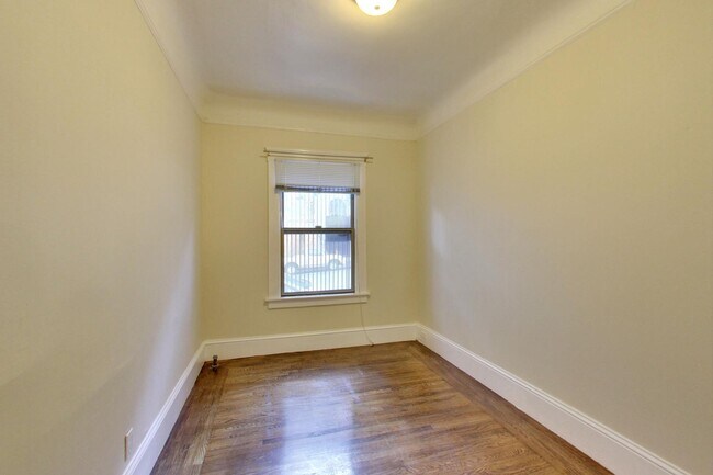 Building Photo - Parking! 2BR. Private Patio!  DISHWASHER! On-Site LAUNDRY! HARDWOOD!