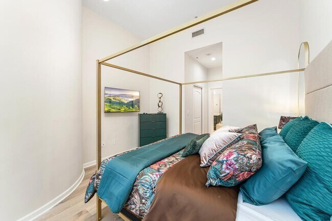 Building Photo - 801 S Olive Ave