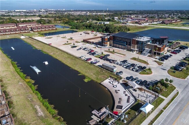 Building Photo - 4 Bed, 4 Bath Barracks Unit for August 202...