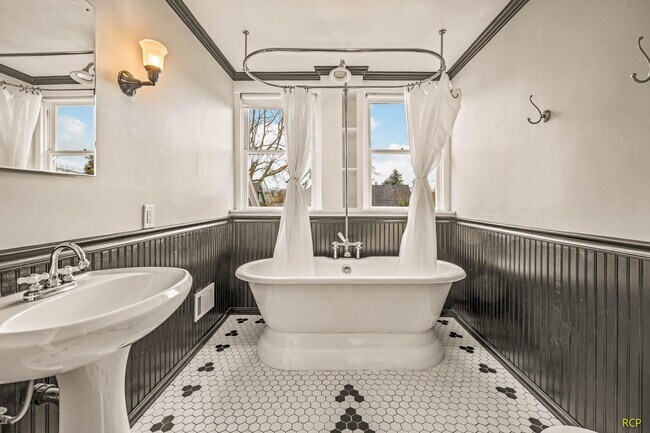 Building Photo - 626 NE Russell St