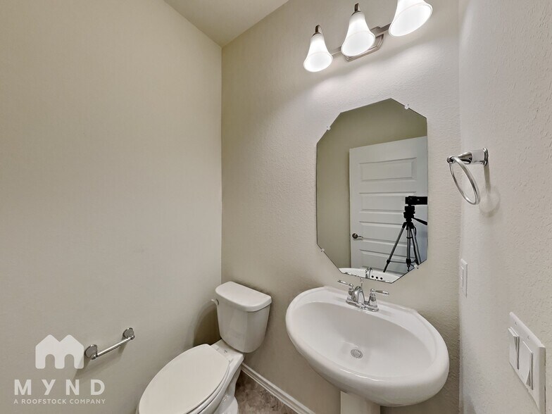 Building Photo - 14000 Osmarea Dr