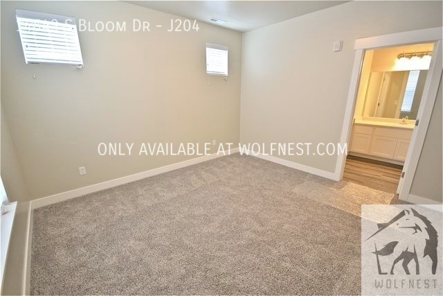 Building Photo - Stunning 3 Bed Herriman Condo! No Deposit ...