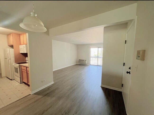 Building Photo - 960 N Lakeside Dr