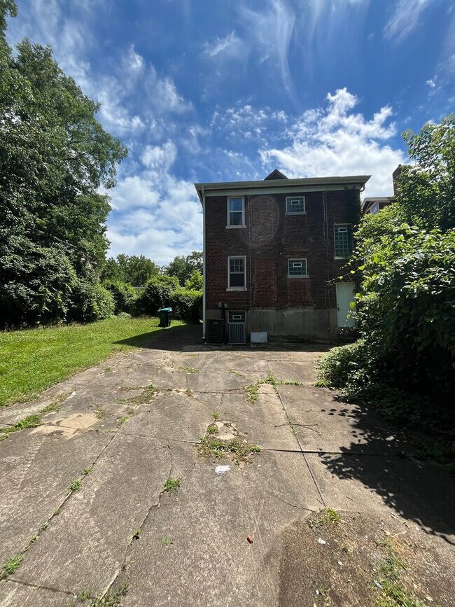 Building Photo - 682 Greenwood Ave