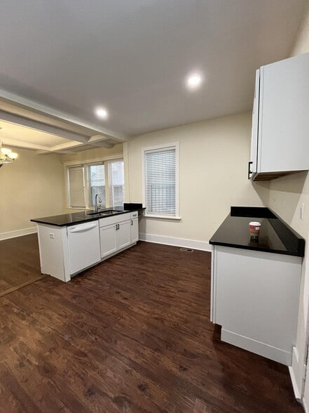 Building Photo - 3555 S King Dr