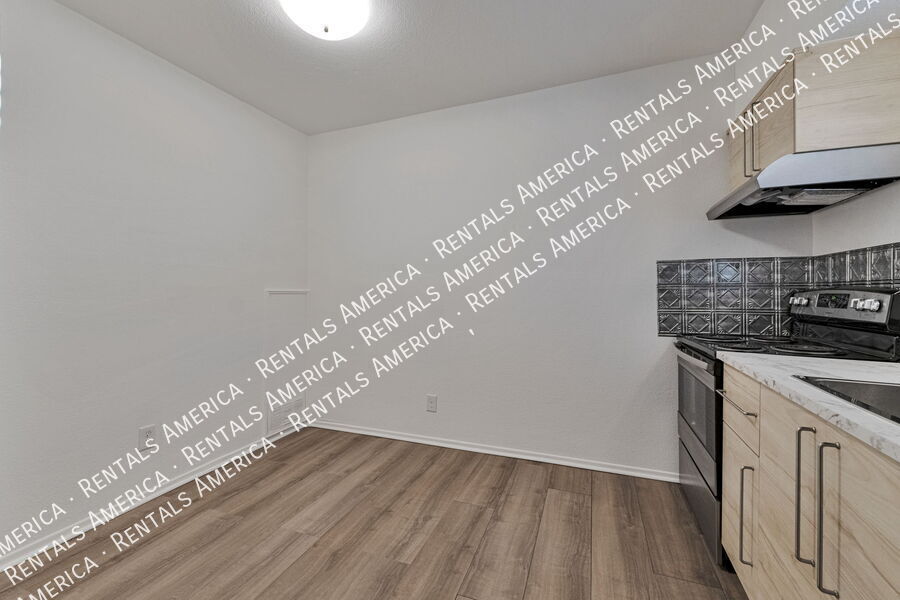 Building Photo - 749 E 6th St