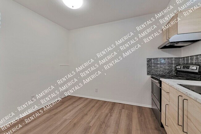 Building Photo - 749 E 6th St