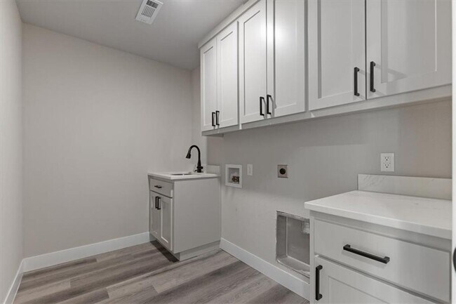 Building Photo - 3 Pickering Dr