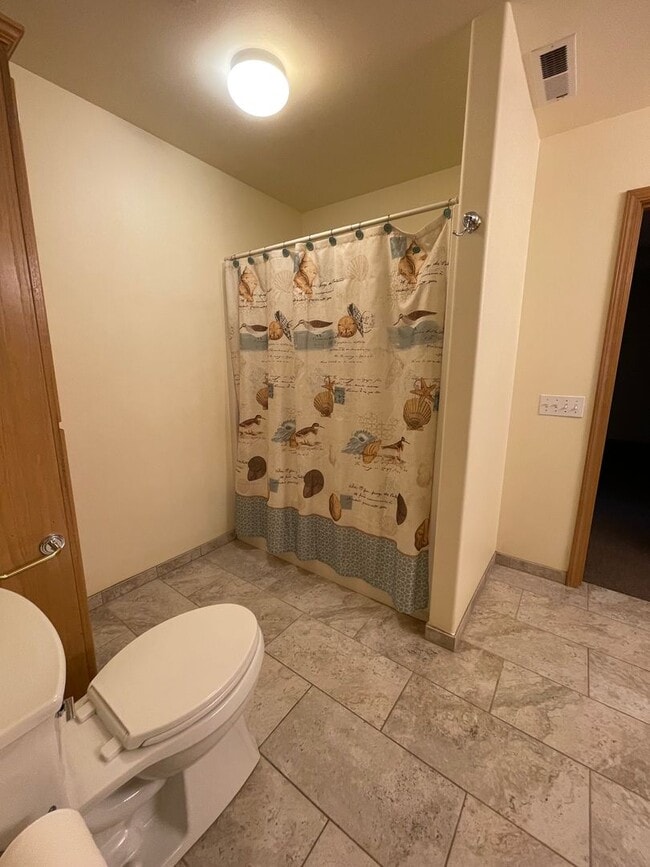 Building Photo - Spacious and Modern 3 Bedroom Sunlit Basem...