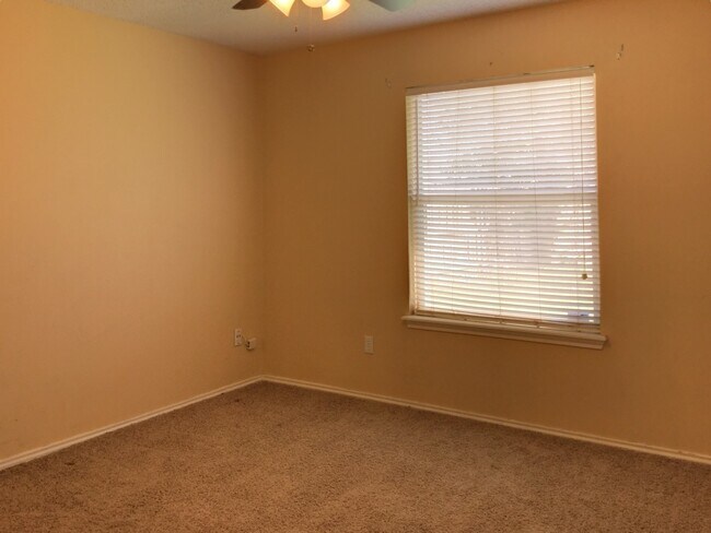 Building Photo - 3 bed 2 bath 2 car garage