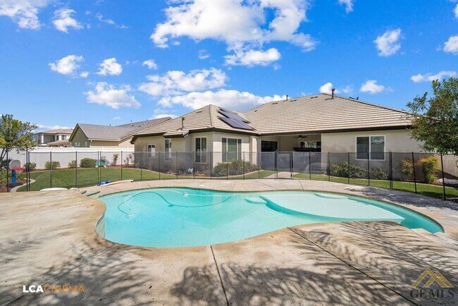 Building Photo - Luxury Living in Windermere Seven Oaks: Modern 5 Bed, 3 Bath Home with Pool, Solar, and Gated Nei...