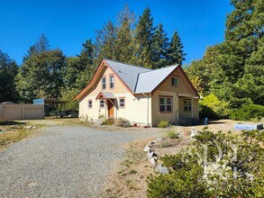 Building Photo - Charming Farmhouse in Town — Hobby Ready &...
