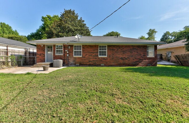 Building Photo - Fully Renovated 4 Bed, 2 Bath Near Campus!