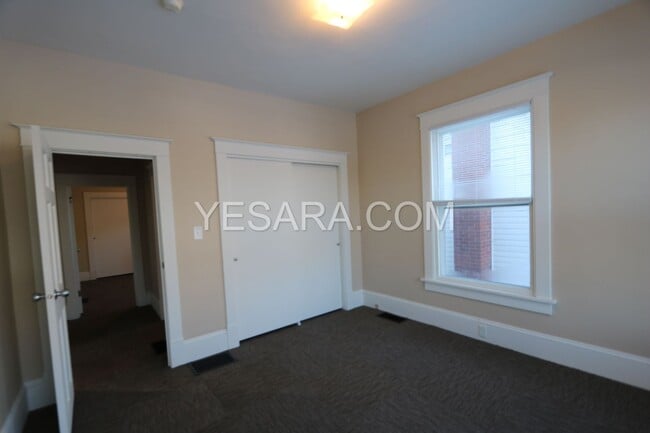 Building Photo - 2 Bedroom 1 Bath