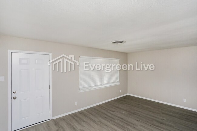 Building Photo - 715 San Juan Dr