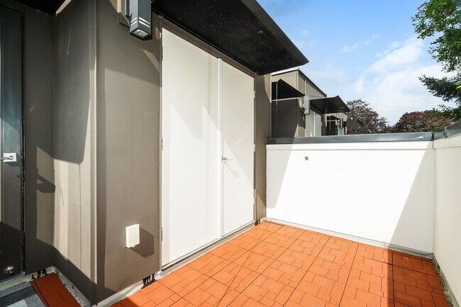 Building Photo - Stylish 3 Bedroom with Rooftop Decks and Dedicated Parking