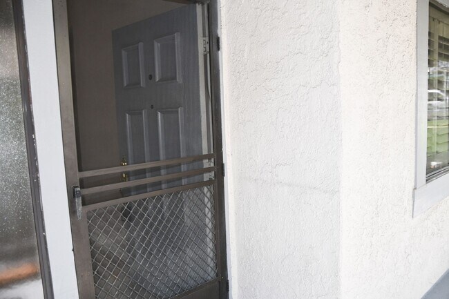 Building Photo - Newly remodeled and updated