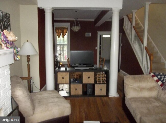 Building Photo - 623 Morris Pl NE