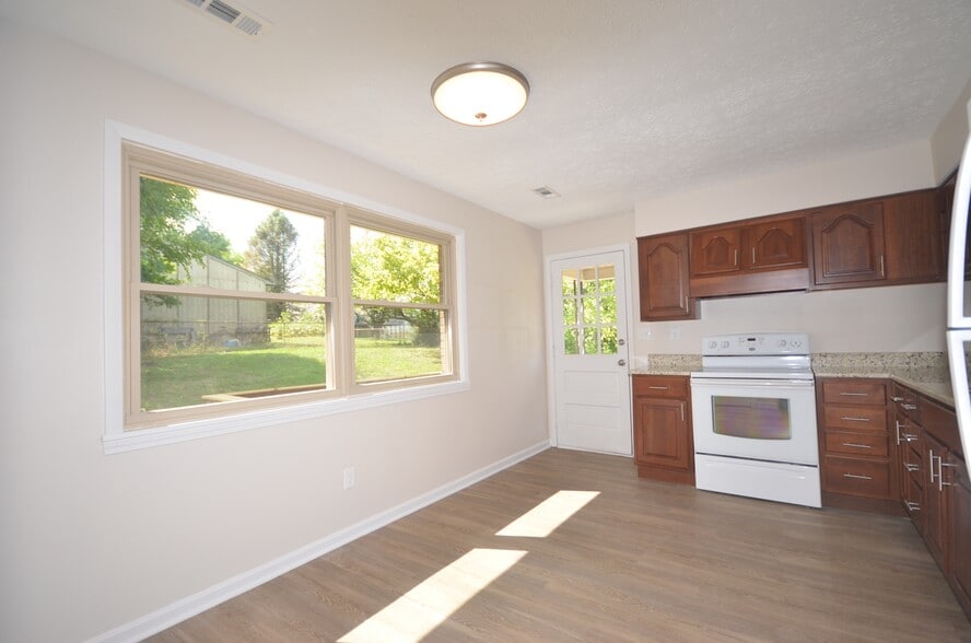 Building Photo - 9205 Foxtail Ct