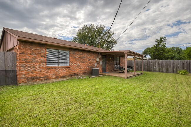 Building Photo - 565 Bell Dr