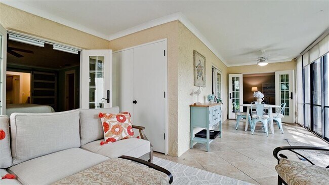 Building Photo - 401 Palm Tree Dr