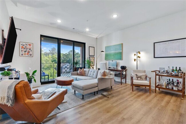 Building Photo - 112 Rogers St NE