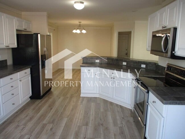 Building Photo - Spacious 3 Bedroom 3 Bath Home with Modern Amenities