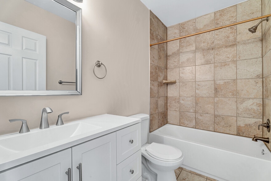 Building Photo - 1921 Bennett Pl NE