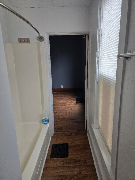 Building Photo - 308 W Maple St