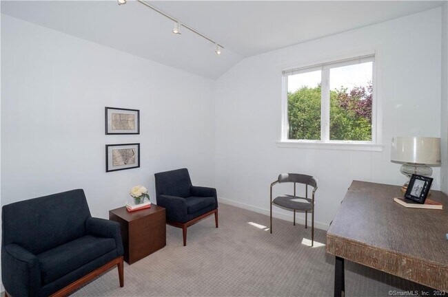 Building Photo - 10 Bluewater Hill S