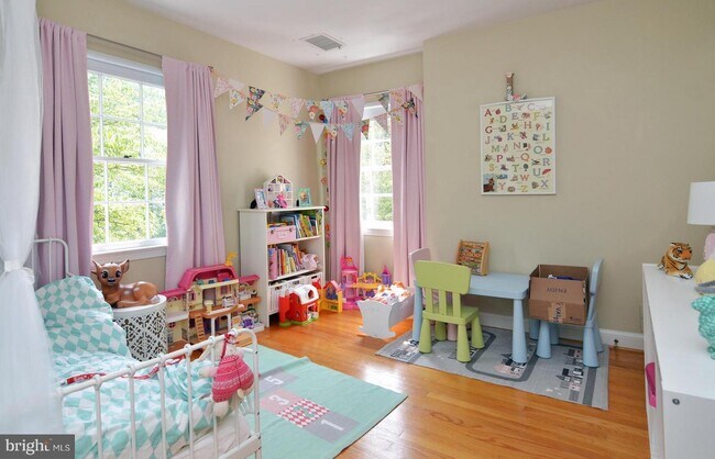 Building Photo - 5944 Searl Terrace