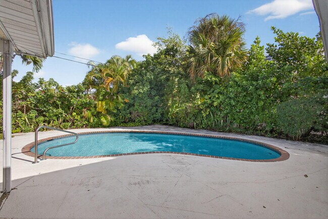 Building Photo - 1242 N Harbor Dr