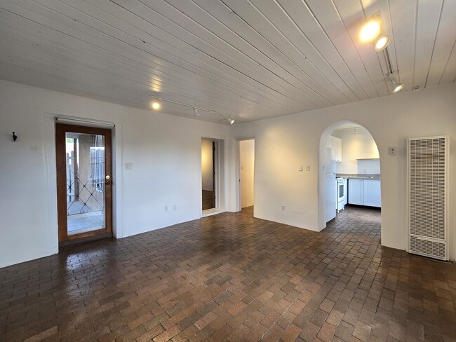 Building Photo - 808 Agua Fria St