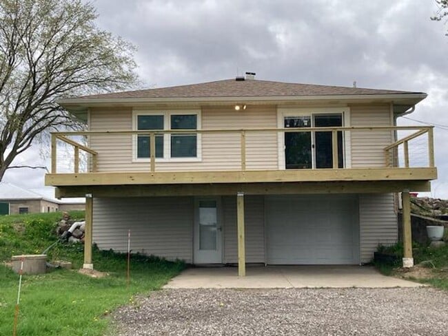 Building Photo - 4 bedroom farmhouse