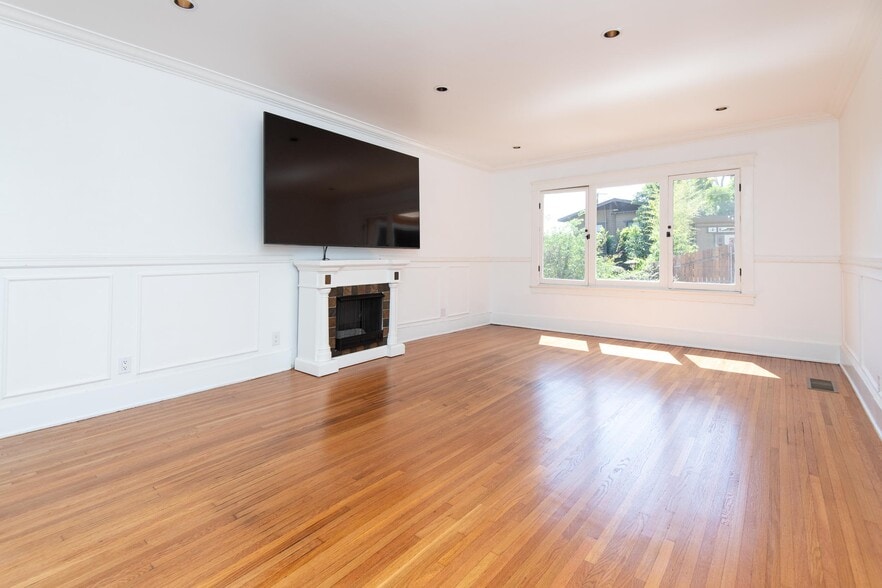 Building Photo - 2001 1/2 Pinehurst Rd