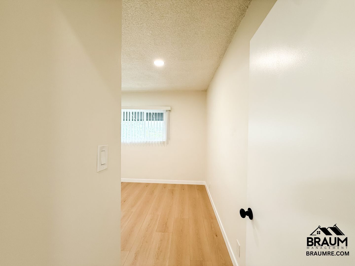 Building Photo - 13129 Oxnard St