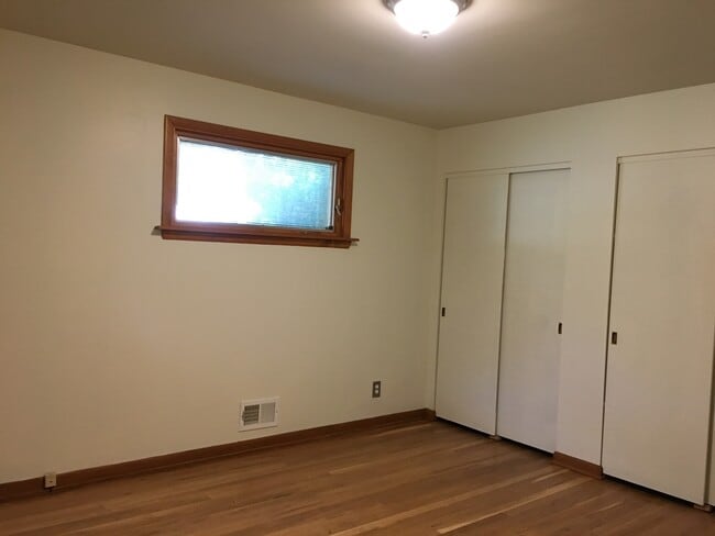 Building Photo - Worthington Schools.  Blocks from downtown.