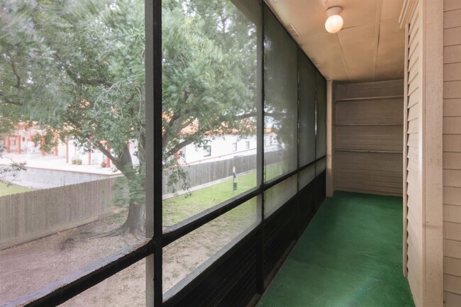 Building Photo - 10555 Turtlewood Ct