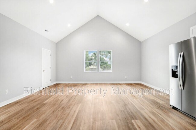 Building Photo - 2034-B E Maryland St