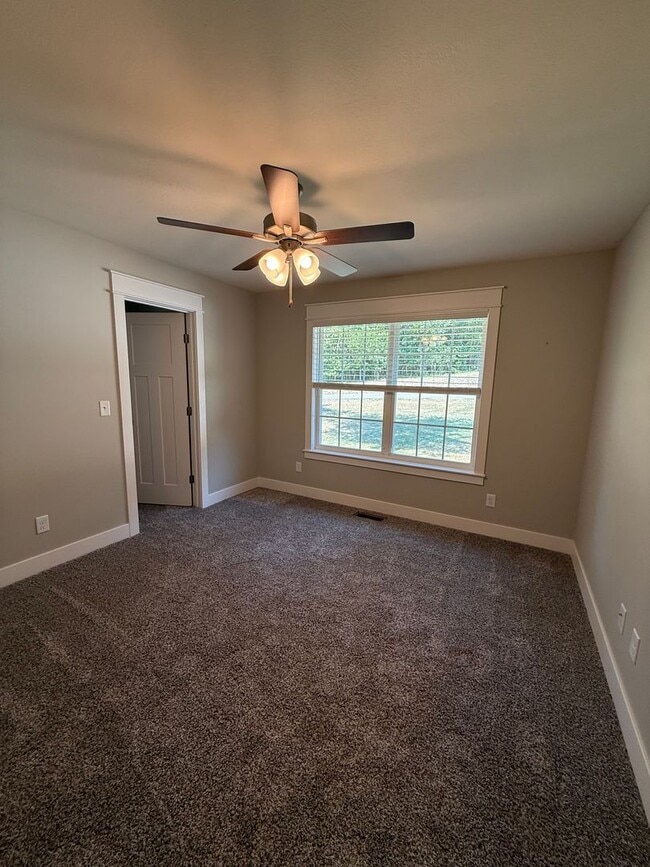 Building Photo - Gorgeous 4Bedroom House, on spacious 2 acres