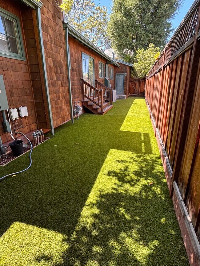 Building Photo - Updated 3BD/2BA Menlo Park Home with French Oak Floors + Bonus Room